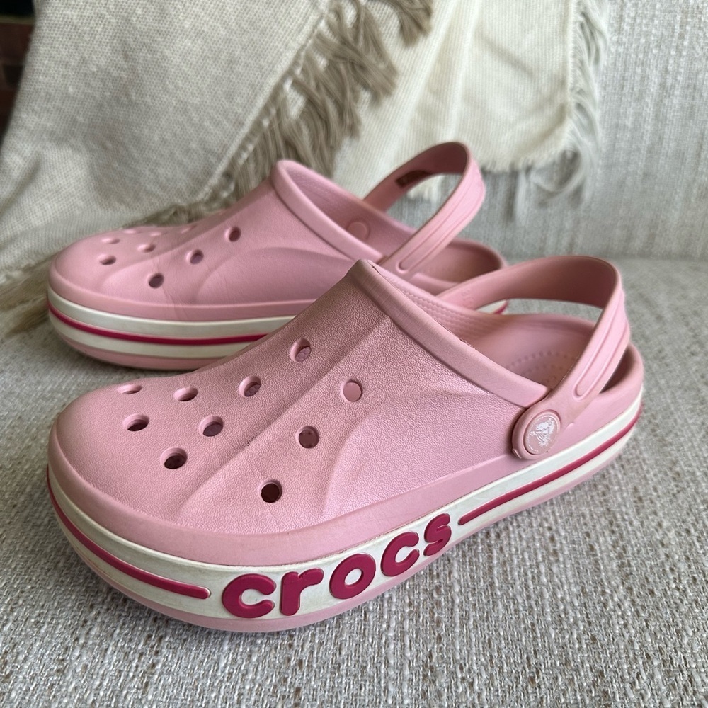 💝 CROCS Kids J 3 light pink with white and red logo used but great condition.